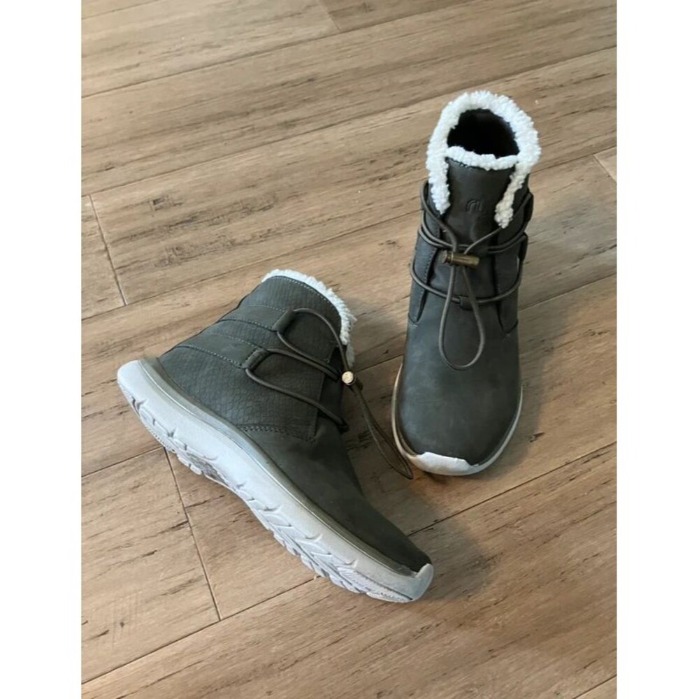 Ryka khaki ankle lined cinch winter boots. Size 5